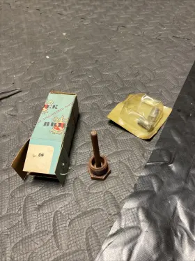 Buick 1172052 Nos Factory Engineered Parts 1-plug