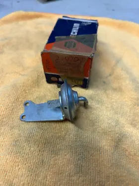Napa Echlin 2-4702 Carb Carburetor Vacuum Choke Pull Off 2-4704 New 1970s